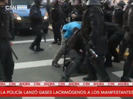 Tensión entre la policía y los manifestantes en el Obelisco.&nbsp;