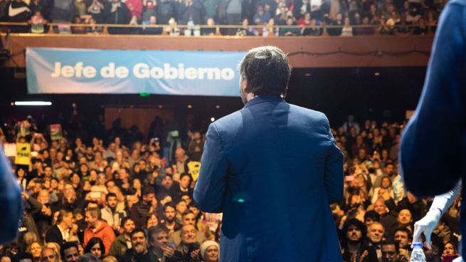 Leandro Santoro cerró su campaña en el teatro Gran Rex.