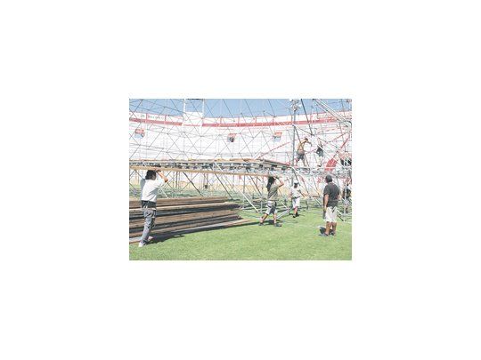 Ayer la cancha de Huracán perdió parte del campo de juego para comenzar a albergar el escenario. Allí, hablará hoy Cristina de Kirchner para lanzarse en la Capital y recordar a Héctor Cámpora.