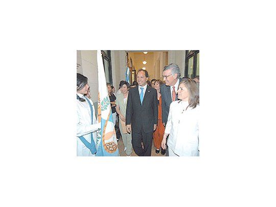 José Luis Gioja, ayer, en San Juan, junto con Daniel Scioli. El gobernador se sumó a la nómina de mandatarios que empujan la reelección de Néstor Kirchner.
