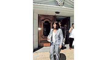 ámbito.com | La ministra de Derechos Humanos de Jorge Telerman, GabrielaCerruti, denunció ante la Justicia que un funcionariokirchnerista instigó el incendio en la villa El Cartón, donde sedestruyeron 300 viviendas.