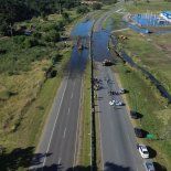 Una indundación de deshechos cloacales impide el tránsito en la ruta 11. Una indundación de deshechos cloacales impide el tránsito en la ruta 11.
