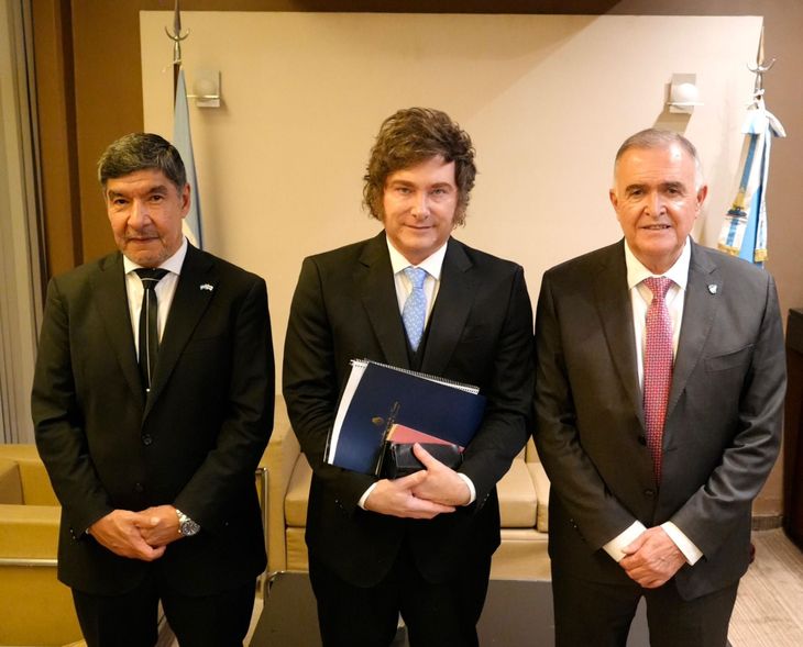 Javier Milei fue recibido en Tucumán por el gobernador Osvaldo Jaldo y el vicegobernador Miguel Ángel Acevedo. Javier Milei fue recibido en Tucumán por el gobernador Osvaldo Jaldo y el vicegobernador Miguel Ángel Acevedo.