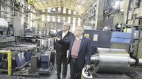 recorrida. El titular del BICE, De Mendiguren, con directivo de la firma.