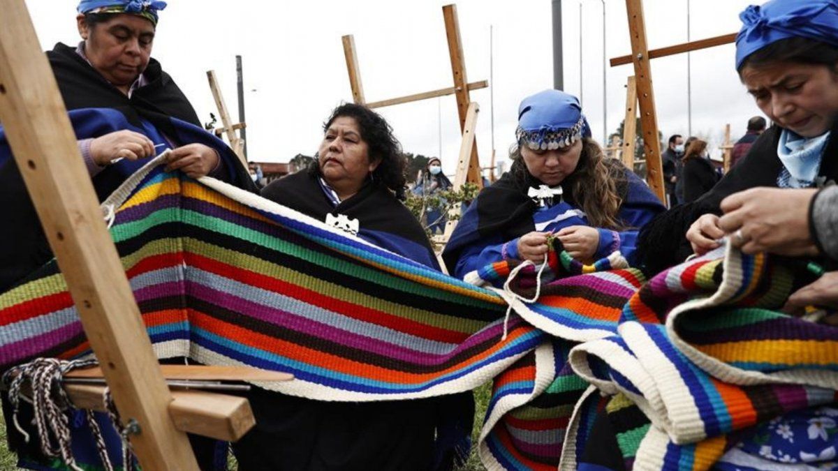 Mapuche weavers break record with one-kilometer weave