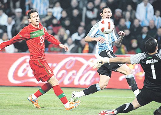 Ángel Di María define ante la salida de Eduardo, tocando por arriba del arquero. Fue una gran jugada individual de Messi, que le dio un pase exquisito.