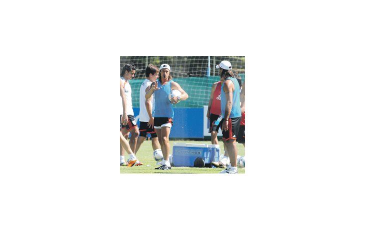 Matías Almeyda probó con el «Chori» Domínguez, Trezeguet y Cavenaghi, quienes jugarán desde el inicio en el superclásico.