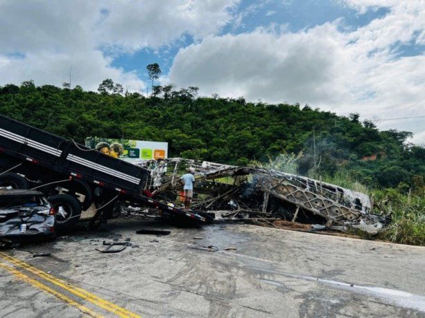 Un vehículo de pasajeros que iba detrás también chocó contra el autobús, pero los tres ocupantes salieron con vida. 