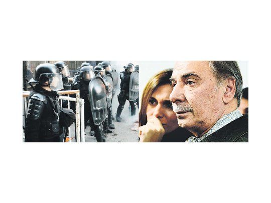 Militantes de organizaciones sociales chocaron con integrantes del Movimiento Popular Neuquino que habían llegado a los tribunales para respaldar a Sobisch, quien fue absuelto ayer. La Policía dispersó a los manifestantes.