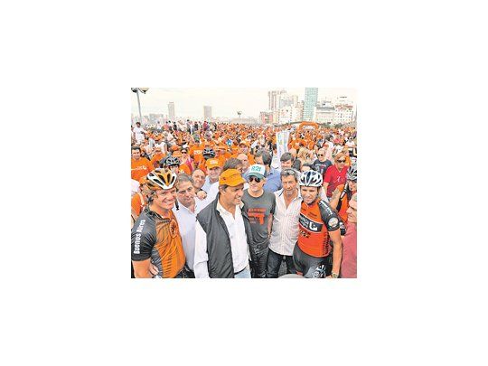 Daniel scioli siguió ayer de gira por la provincia de Buenos Aires mientras iniciaba el operativo para controlar a Hugo Moyano dentro del PJ. El fin de semana, de todas formas, le dio prioridad al ciclismo en Mar del Plata.