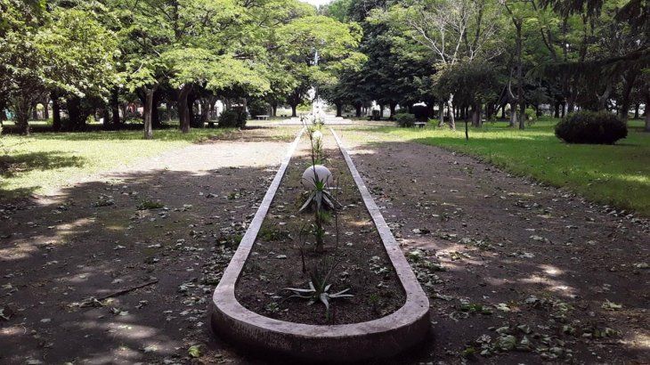 La plaza es el principal punto de encuentro del pueblo e invita a pasar el día al sol admirando la naturaleza. La plaza es el principal punto de encuentro del pueblo e invita a pasar el día al sol admirando la naturaleza.