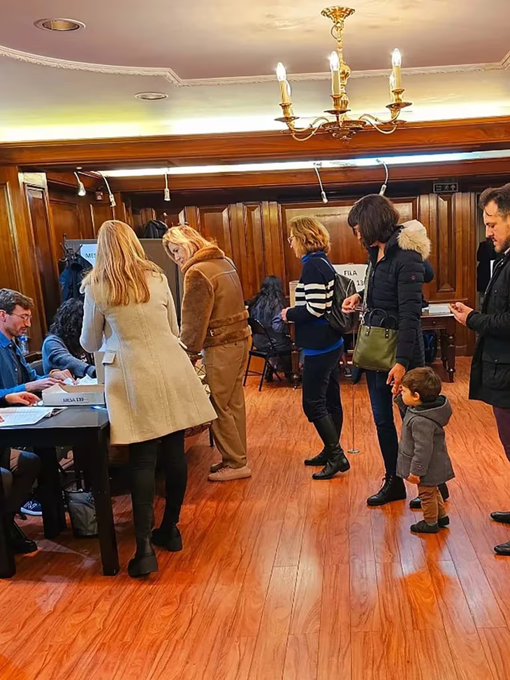 Argentinos votando en Reino Unido. Argentinos votando en Reino Unido.