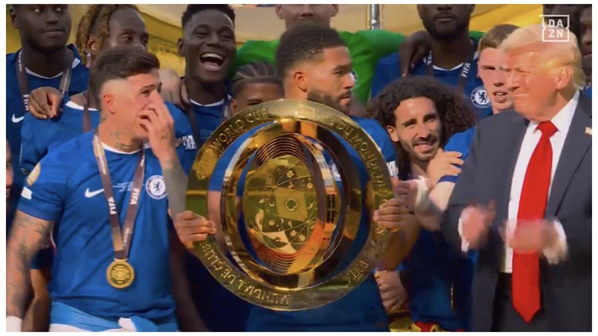 Cole Palmer, the figure of Chelsea, incredulous with Donald Trump in the delivery of the trophy: “What are you doing?”