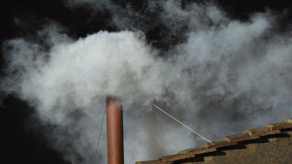 What chemical reactions determine the color of the papal smoke