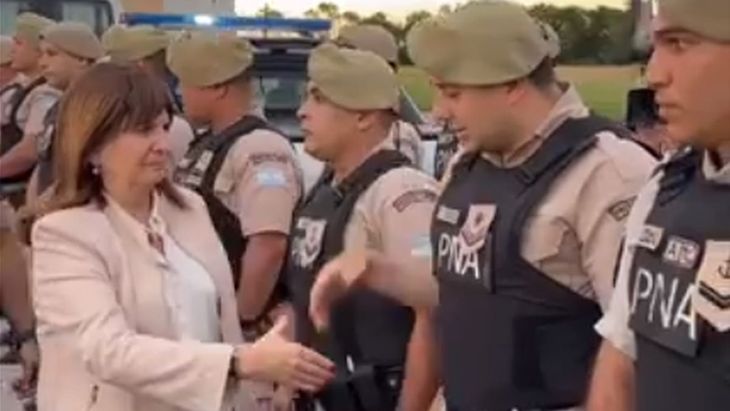 Patricia Bullrich con las fuerzas federales en la ciudad de Rosario. 