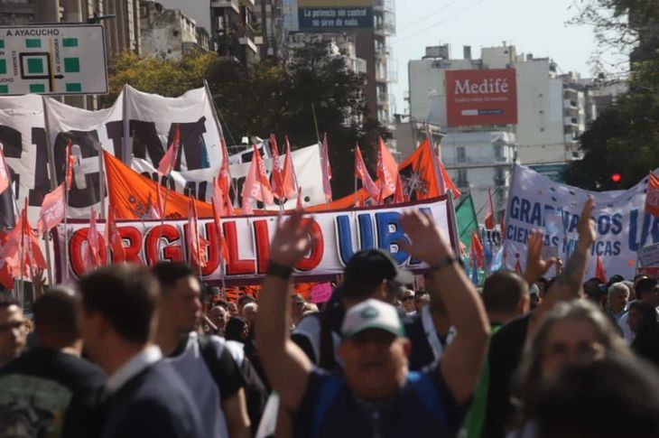 Estudiantes y docentes marcharon en defensa de la educación pública tras la demora en la promulgación de la Ley de Financiamiento Universitario.
