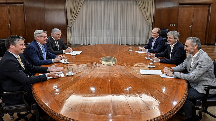 Cobre. Del encuentro con Vicuña Copr. también partiparon Daniel González, secretario de Coordinación de Energía y Minería; Alejandro Lew, secretario de Finanzas de la Nación; el gerente general de Vicuña Corp., Dave Dicaire, y el country director de Argentina y Chile, José Morea. Cobre. Del encuentro con Vicuña Copr. también partiparon Daniel González, secretario de Coordinación de Energía y Minería; Alejandro Lew, secretario de Finanzas de la Nación; el gerente general de Vicuña Corp., Dave Dicaire, y el country director de Argentina y Chile, José Morea.