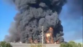 incendio en una fabrica de pinturas en moreno: 25 dotaciones de bomberos trabajan en el lugar incendio en una fabrica de pinturas en moreno: 25 dotaciones de bomberos trabajan en el lugar