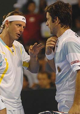Nalbandian le da indicaciones a Calleri