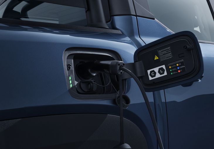 Puede recorrer hasta 100 km en modo 100% eléctrico, ideal para uso urbano sin emisiones, mientras que en trayectos largos alcanza una autonomía combinada de hasta 840 km (ciclo NEDC). Puede recorrer hasta 100 km en modo 100% eléctrico, ideal para uso urbano sin emisiones, mientras que en trayectos largos alcanza una autonomía combinada de hasta 840 km (ciclo NEDC).