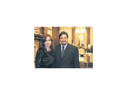 Cristina de Kirchner recibió ayer a Maurice Closs para felicitarlo por su contundente reelección; el martes había sido el turno de Rosana Bertone, quien apuesta a imponerse en el balotaje fueguino.