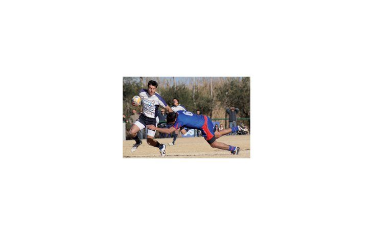 ámbito.com | Triunfo cerrado. Facundo Biffi, de Banco, avanza pese al tackle de un jugador de Teqüé.