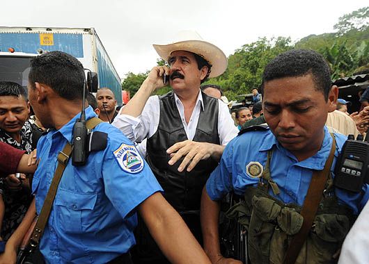 Zelaya arribó a la ciudad de Las Manos seguido por una caravana de simpatizantes y periodistas.