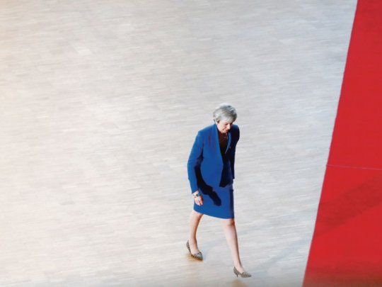 soledad. Theresa May ha ofrecido su renuncia a su propio Partido Conservador con tal de lograr el voto del Parlamento al acuerdo de salida de la UE. Sin embargo, ni eso termina de alinear a los legisladores.