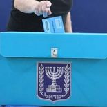 El primer ministro busca conservar el poder, pero la oposición intenta capitalizar el desgaste de su gestión. El sistema proporcional israelí obliga a negociar alianzas y permite que partidos con pocos escaños definan quién gobernará.