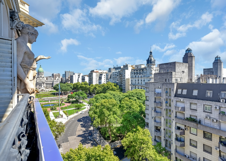 Vista desde el balcón del Edificio La Inmobiliaria hacia la Plaza del Congreso, con la escultura original de Venus en primer plano, parte del conjunto ornamental de 1910 Vista desde el balcón del Edificio La Inmobiliaria hacia la Plaza del Congreso, con la escultura original de Venus en primer plano, parte del conjunto ornamental de 1910