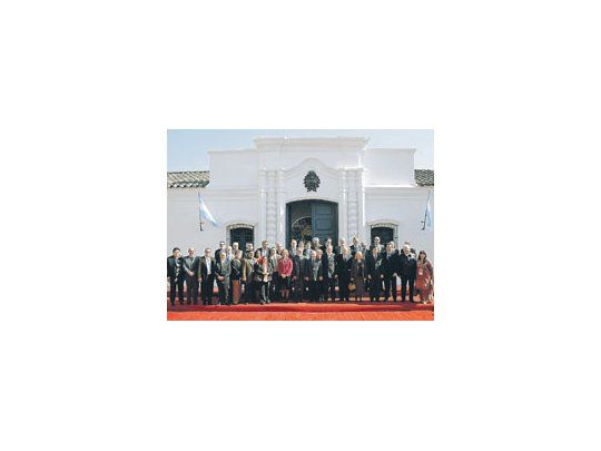 Los miembros del Parlamento del Mercosur posaron ayer para la foto frente a la histórica Casa de Tucumán. Después, se reunieron en el Hotel Sol San Javier. Entre ellos estuvo el ex presidente de la Nación y ex gobernador de San Luis, Adolfo Rodríguez Saá.