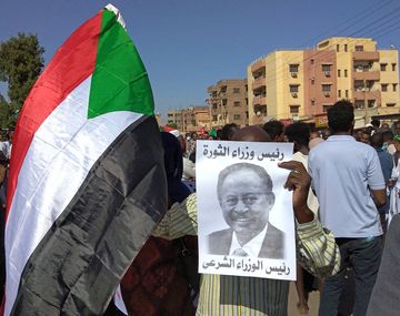 Manifestantes portan un cartel con el rostro de Abdalá Hamdok.