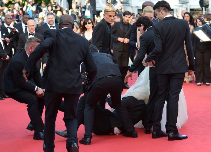 Se quiso colar en la alfombra roja de Cannes escondiéndose en el vestido de una actriz (foto 1)