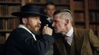 Tom Hardy y Paul Anderson en una escena de la serie. Tom Hardy y Paul Anderson en una escena de la serie.