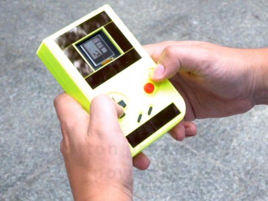 La Engage funciona con luz solar y acepta cartuchos de Game Boy.