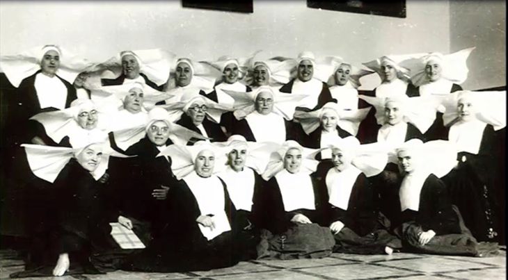 Las Hijas de la Caridad, fueron fundadas por San Vicente de Paúl y Santa Luisa de Marillac en París, Francia, en 1633. Las Hijas de la Caridad, fueron fundadas por San Vicente de Paúl y Santa Luisa de Marillac en París, Francia, en 1633.