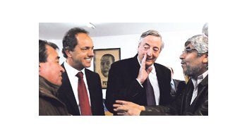 ámbito.com | Néstor Kirchner secretea, ayer en la sede del PJ bonaerense en La Plata, con Hugo Moyano, ante la sonrisa de Daniel Scioli y Hugo Curto, que se esmera por escuchar.