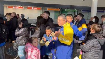 explotan las redes: hinchas de boca fueron al aeropuerto a esperar a cavani, que nunca llego