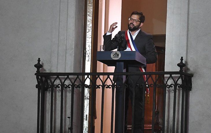 Boric le habla a la multitud desde un balcón del Palacio de La Moneda.&nbsp;