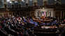 El Senado de EEUU votó en favor de una iniciativa demócrata que limita el poder de Donald Trump. 