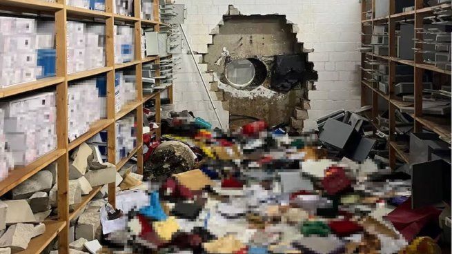 Así fue el boquete que abrieron los ladrones para ingresar a la sala de cajas de seguridad.