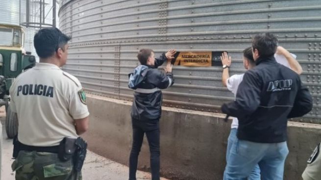 Los agentes de la AFIP junto con la policía en el procedimiento realizado en Colón.&nbsp;