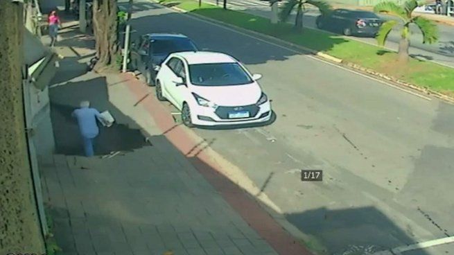 Basil: un hombre cayó en un cráter que se abrió de un momento a otro.