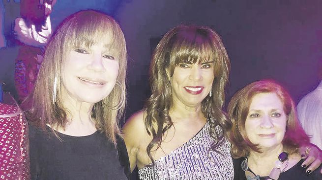 De todo. Teresa Calandra, Anamá Ferreira y Teresa González Fernández en el espectáculo de bossa nova en San Telmo. En la puerta de la casa de Cristina de Kirchner desaparecieron bronces, como sucedió a otros vecinos.