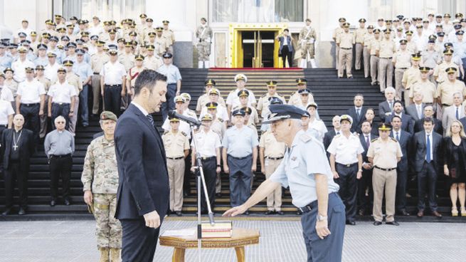 jura. Luis Petri toma juramento al nuevo Jefe del Estado Mayor Conjunto, brigadier general Xavier Isaac.