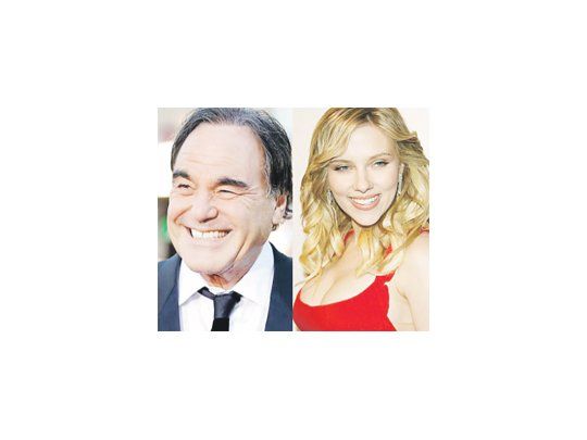 Oliver Stone y Scarlett Johansson