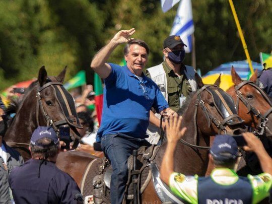 Jair Bolsonaro fue a una marcha a caballo y saludó a sus seguidores&nbsp;