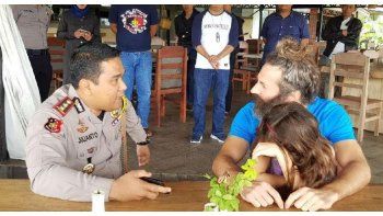 La menor junto a su padre, en Indonesia (Foto Detik News)