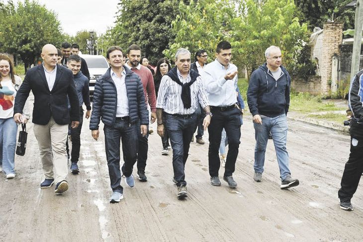en marcha. Jaldo y Manzur, candidatos a gobernador y vice, en uno de los actos que protagonizan a diario en clubes (izq.). Sánchez y Alfaro de recorrida por una localidad del interior tucumano.