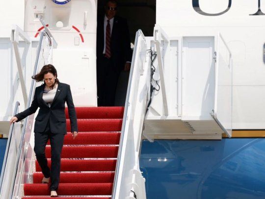 La vicepresidenta de EEUU, Kamala Harris, baja del avión tras el aterrizaje de emergencia.&nbsp;